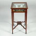 Vitrinetafeltje met ingelegde hulsthouten biezen langs boven, Ophalen of Verzenden