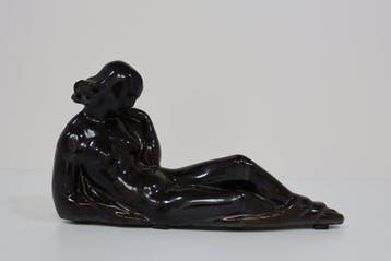 A.K. - Beeld, Zittende vrouw - 14 cm - Aardewerk