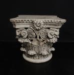 sculptuur, Capitello in marmo con arieti - 48 cm - Marmer