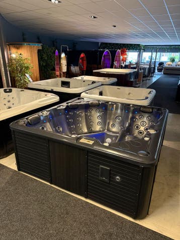 Luxe Jacuzzi/spa 230x230 cm – Extra Ruim Model met Loveseat, Ophalen, Zo goed als nieuw, Pomp, Vast