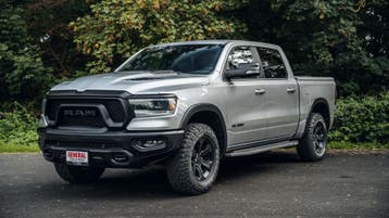 2024 Ram 1500 Rebel Crew Cab 4x4 29.380 KM !, Auto's, Automaat, Gebruikt, Euro 6, Overige carrosserieën