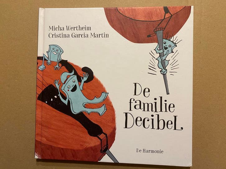 De Familie Decibel - Over het maken en beleven van muziek, Boeken, Kinderboeken | Kleuters, Fictie algemeen, 5 of 6 jaar, Zo goed als nieuw