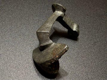 Oud-Romeins Brons Iconische Knie-fibula, met een versierd