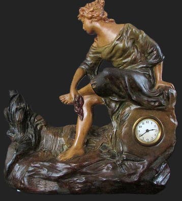 schoorsteenklok met een sculptuur van een zittende vrouw
