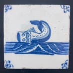 Tegel - Antieke Delfts blauwe tegel met een grote scheel, Antiek en Kunst