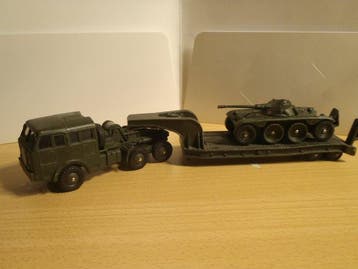 Dinky Toys 1:43 - Modelauto (2) - Véhicules militaires, Hobby en Vrije tijd, Modelauto's | 1:5 tot 1:12, Nieuw