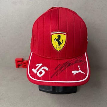 Ferrari - Formule 1 - Charles Leclerc - 2025 - Pet, Verzamelen, Nieuw