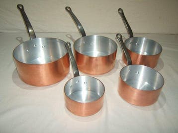 Een set van 5 zeer degelijke koperen Franse pannen ca. 6,04