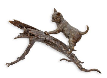 A BRONZE SCULPTURE OF A CAT AND RAT ON A LOG (Interieur), Verzenden, Nieuw