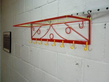 Kapstok - Vintage Memphis-stijl wandkapstok — rood en geel —