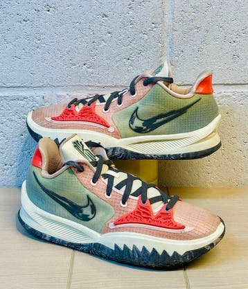 Nike - X Kyrie Irving 4 Pale Coral P45,5 - Sneakers - Maat:, Nieuw