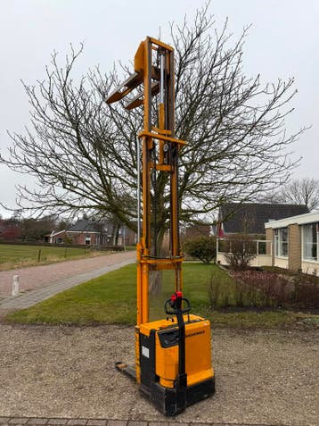 Degelijke Jungheinrich stapelaar met lader 4.25 meter, Zakelijke goederen, 1000 tot 2000 kg, Elektrisch, Stapelaar, Jungheinrich