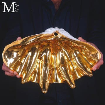 Een vintage keramische Tridacna-schelp met een schitterende