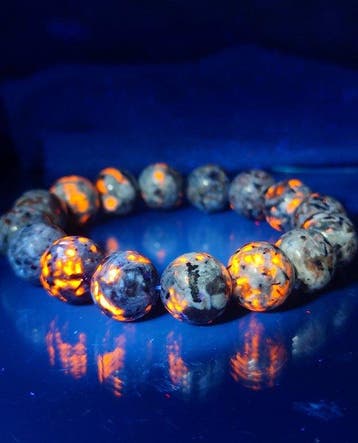Prachtige natuurlijke Yooperlite-armband in geschenkdoos.