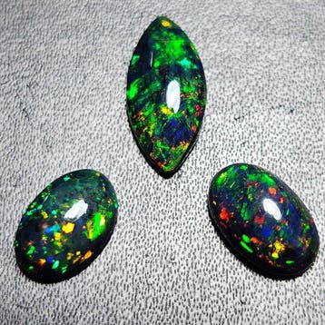 Zwarte opaal cabochon – 5,60 ct AAA Multifire Play