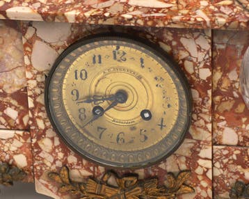Stenen schouwpendule met gebronsd figuur, A.D. Mougin
