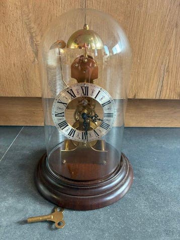 Skeletklok - Kieninger - glas en metaal met voet van hout -