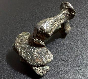 Oud-Romeins Brons Iconische Knie-fibula, met een versierd