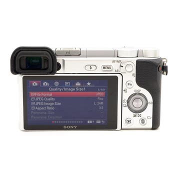 Sony A6400 Camera Body Zilver (Occasion) - 439 Opnamen, Ophalen of Verzenden, Zo goed als nieuw, USB-kabel, Sony