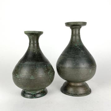 Paar Khmer bronzen rituele vazen - Cambodja - 12e-13e eeuw -