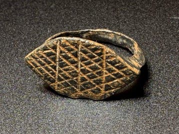 Viking periode Brons Aantrekkelijke ring met een gegraveerd