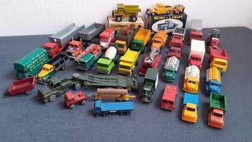 Model vrachtwagen (32) - Lot de 32 camions divers du 1/87 au, Nieuw