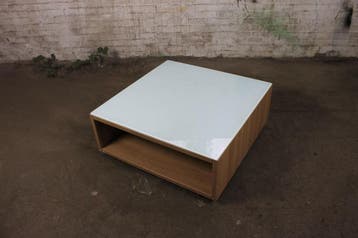 Tweedehands bijzettafel havanna melkglas verrijdbaar 80x80, Zakelijke goederen, Kantoor en Winkelinrichting | Kantoormeubilair en Inrichting
