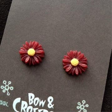 Bow and Crossbones, Burgundy Daisy Flower Stud Earrings., Verzenden, Nieuw