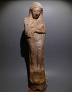 Fenicisch Terracotta Vrouwelijke figuur met een kind. 38 cm