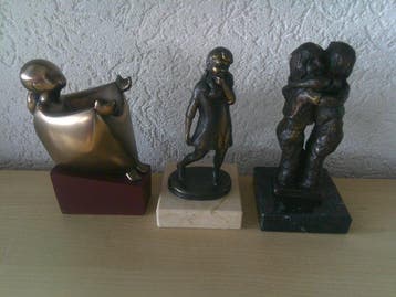 Beeldje - DUIMEND MEISJE + KINDEREN + MOEDER MET GESPREIDE, Antiek en Kunst