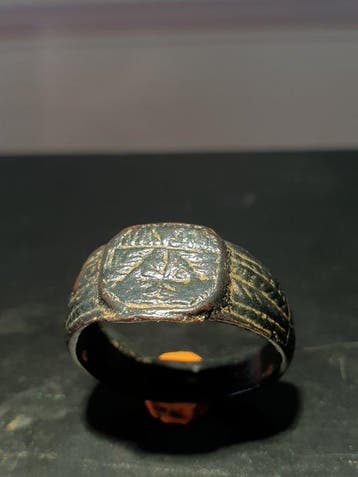 Middeleeuwen, kruisvaardersperiode Brons Ring met versiering