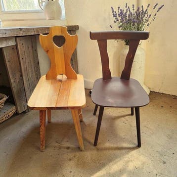 Stoel - Vurenhout - Twee vintagestoelen
