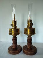 Paire de lampes à pétrole vintage en laiton et bois –