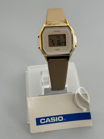 Casio Vintage Ladies Gold LCD Digital Watch | Iconic Retro, Nieuw