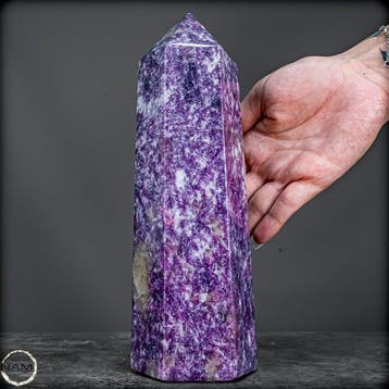 Exclusieve lepidolietobelisk – monumentale kristalpunt met