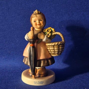 Goebel - Beeldje - Hummel #350 - Zum Festtag / On Holiday -