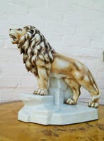 sculptuur, Leeuw staand op rots - Met vaas - 26.5 cm -