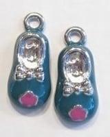 2 x metalen hanger baby-schoentje met grijs-blauwe epoxy..., Ophalen of Verzenden, Nieuw, Bedel