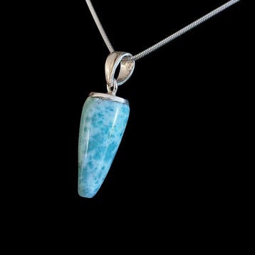 Natuurlijke onbehandelde larimar. Unieke ambachtelijke