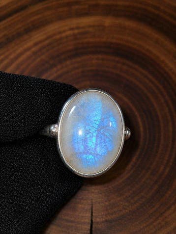 Ring met natuurlijke maansteen regenboog in ovale cabochon ·