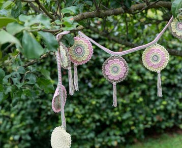 Haakpatroon Bloemenslinger - feestelijke decoratie met kwa, Ophalen of Verzenden, Nieuw