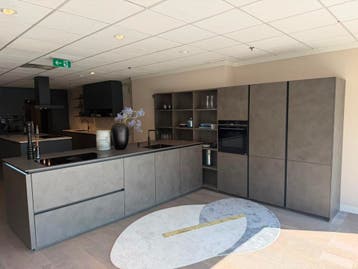 Betongrijze keuken met groot kookeiland 0020 - 217, Ophalen, Overige typen, Nieuw, Kunststof