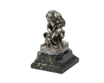 Een verzilverd metalen beeld op marmeren voet. Aap met hond, Antiek en Kunst