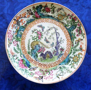 Bord - RARE décor animalier de 2 Sciuridés - Porselein -