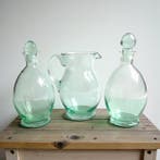 Kan - geblazen glas - Twee flesjes en een karaf in groen, Antiek en Kunst