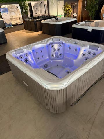 Wellis MyLine Spa Saturn Jacuzzi  5-persoons | 2 ligplaatsen, Ophalen, Zo goed als nieuw, Pomp, Vast