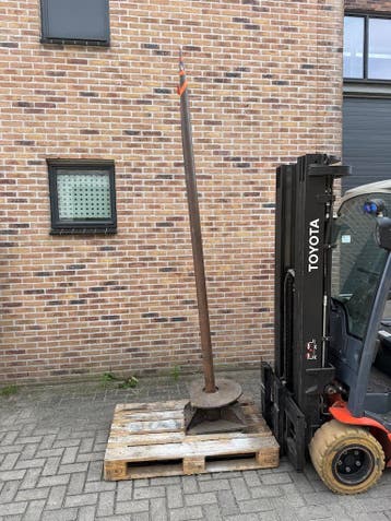 Tapijtdoorn heftruck voor kunstgrasrollen of tapijten