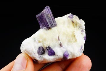 NIEUWE VONDST - paarse SCAPOLITE op fluorescerende UV-matrix