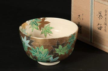 Chawan - Theeschaal met goud en groen esdoornbladontwerp