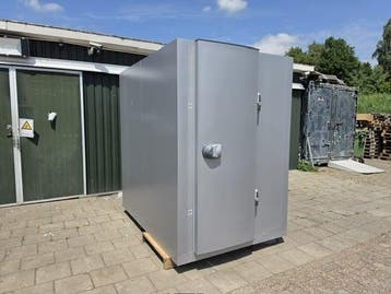 Vriescel 140 x 200 x 211 cm Nieuw lichte transportschade, Nieuw in verpakking, Koelen en Vriezen